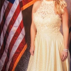 Beautiful ball gown with pockets, smoke free home